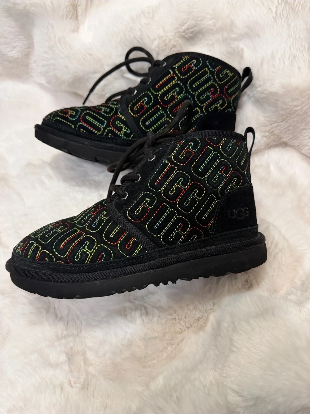 EUC* UGG Neumel II Graphic Stitch sz 2